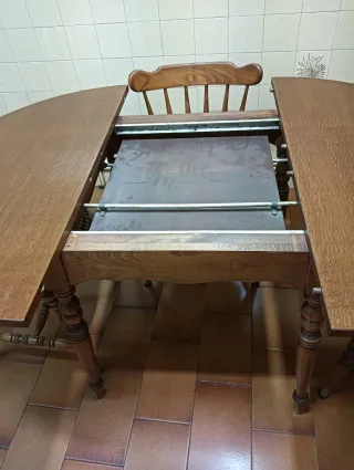 Mesa y 4 sillas madera maciza