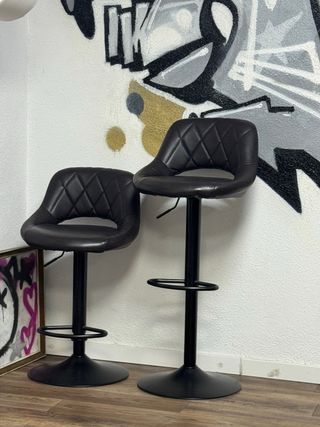 Taburetes marrón y negro disponibles 2 ud