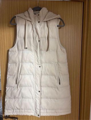 Chaleco largo con capucha beige