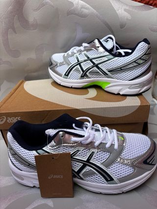Zapatillas Asics plateadas y blancas
