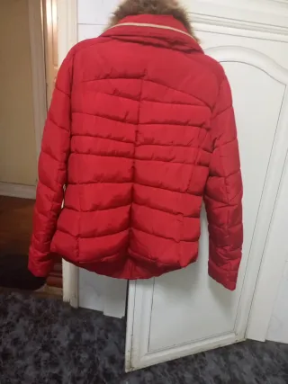 Chamarra roja btillante con cuello de pelo