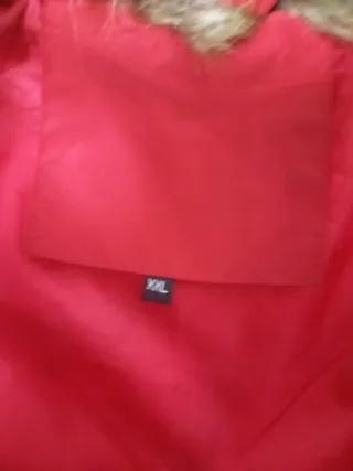 Chamarra roja btillante con cuello de pelo