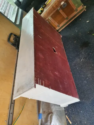 Preciosa cómoda antigua que necesita restauración.