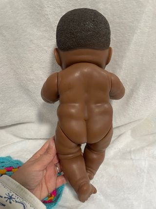 Muñeco bebé africano