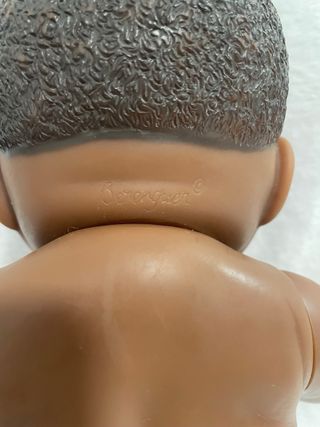 Muñeco bebé africano