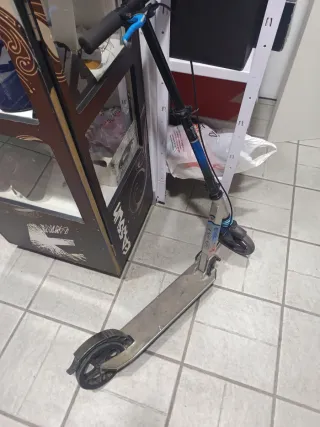 Patinete plegable plateado