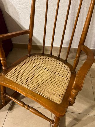 Sedia a dondolo in legno e rattan