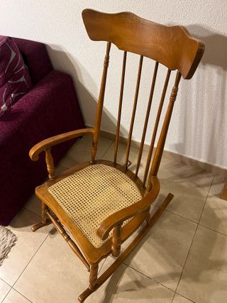 Sedia a dondolo in legno e rattan