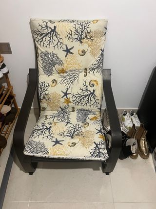 Butaca mecedora con cojín estampado