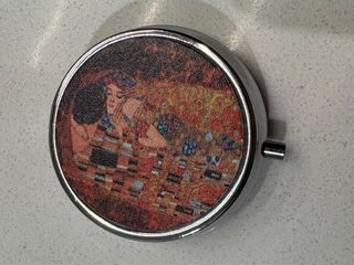 Portapillole rotondo decorato bacio Klimt