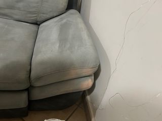 2 divano uno a 2 posti e uno con la penisola