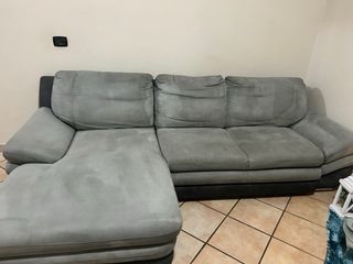 2 divano uno a 2 posti e uno con la penisola