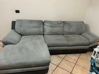 2 divano uno a 2 posti e uno con la penisola