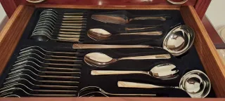 Vajilla y cuberteria con vitrina y mueble.