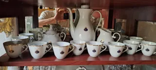 Vajilla y cuberteria con vitrina y mueble.