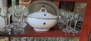 Vajilla y cuberteria con vitrina y mueble.