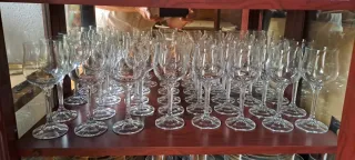 Vajilla y cuberteria con vitrina y mueble.