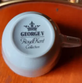 Vajilla y cuberteria con vitrina y mueble.