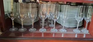 Vajilla y cuberteria con vitrina y mueble.