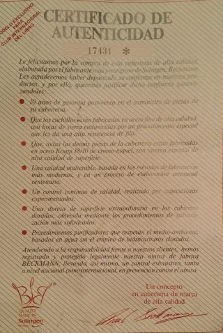 Vajilla y cuberteria con vitrina y mueble.