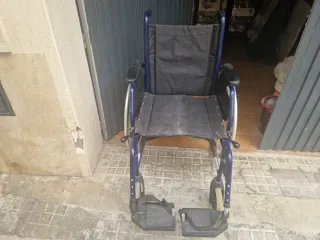 Silla de ruedas con frenos en las dos ruedas.