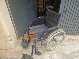 Silla de ruedas con frenos en las dos ruedas.