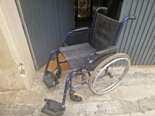 Silla de ruedas con frenos en las dos ruedas.
