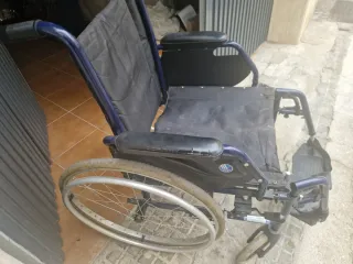 Silla de ruedas con frenos en las dos ruedas.