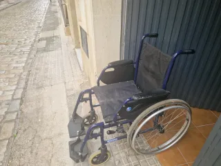 Silla de ruedas con frenos en las dos ruedas.