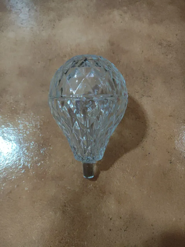 Contenitore in vetro intagliato a forma di pera