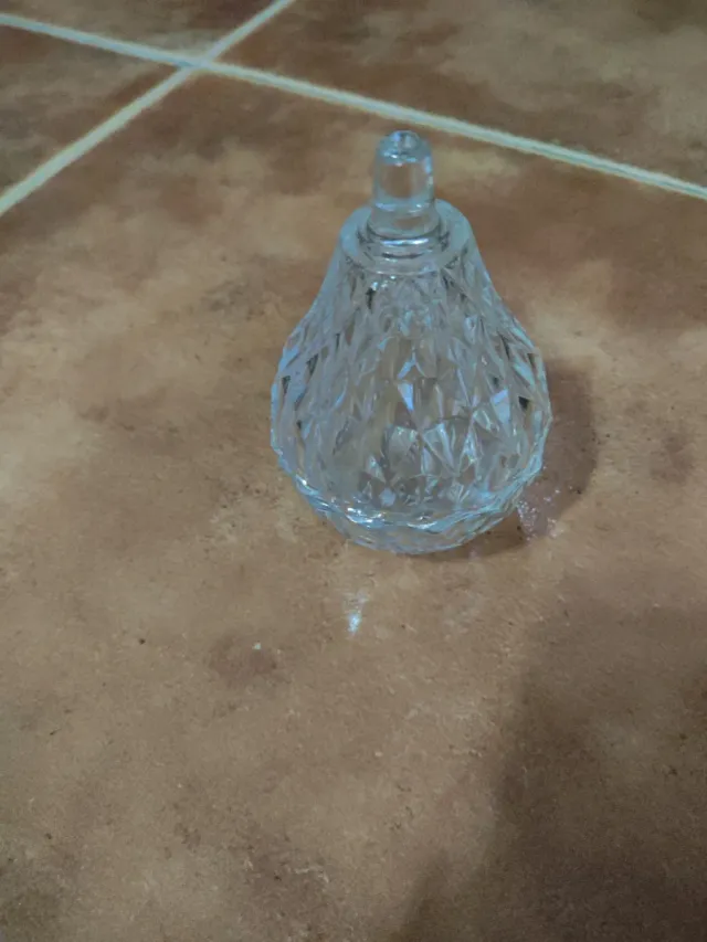 Contenitore in vetro intagliato a forma di pera