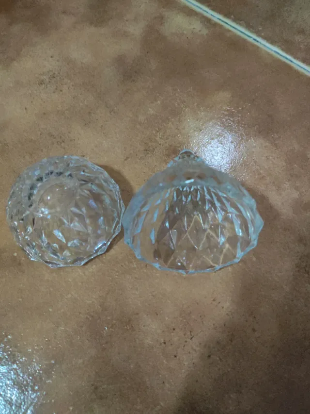 Contenitore in vetro intagliato a forma di pera