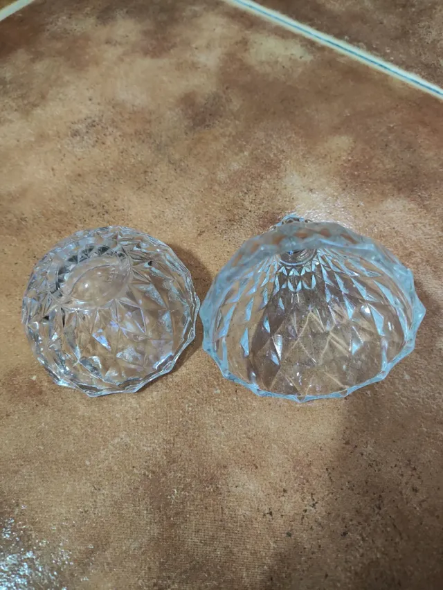 Contenitore in vetro intagliato a forma di pera