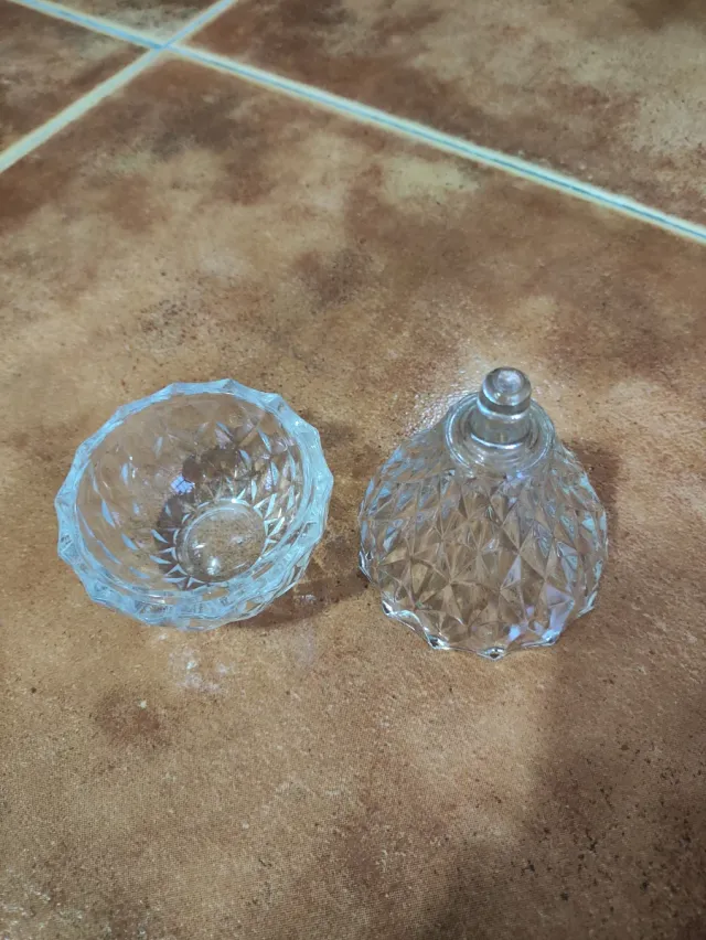 Contenitore in vetro intagliato a forma di pera