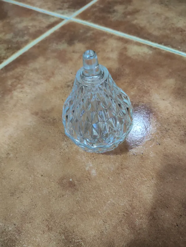 Contenitore in vetro intagliato a forma di pera