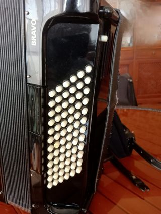 Acordeón cromático HOHNER Bravo III 72 + FUNDA