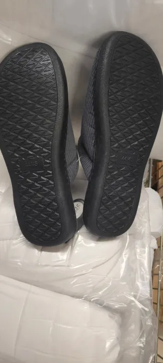 Pantofole invernali da uomo colore nero.