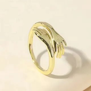 Anello a forma di mani abbraccio oro