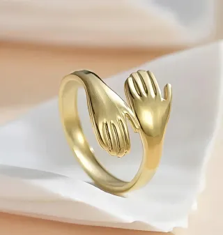 Anello a forma di mani abbraccio oro