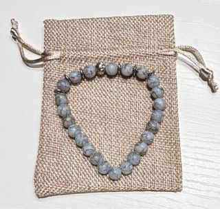 Braccialetto elastico grigio con perle idee regalo