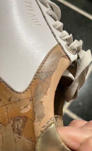 Eleganti sneakers in pelle bianca con mappa.