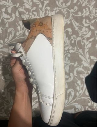 Eleganti sneakers in pelle bianca con mappa.