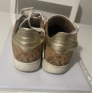 Eleganti sneakers in pelle bianca con mappa.