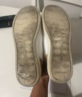 Eleganti sneakers in pelle bianca con mappa.