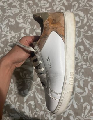 Eleganti sneakers in pelle bianca con mappa.