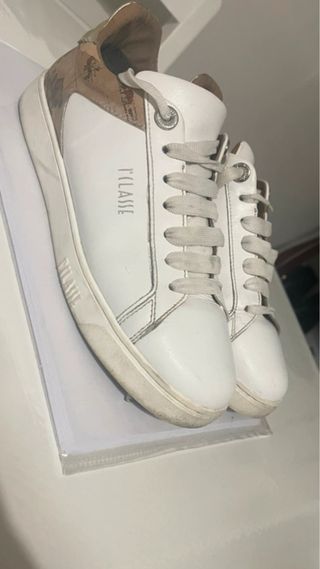 Eleganti sneakers in pelle bianca con mappa.