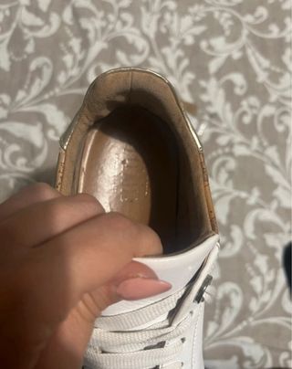 Eleganti sneakers in pelle bianca con mappa.