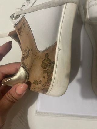 Eleganti sneakers in pelle bianca con mappa.