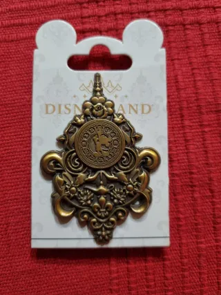 Pin Disneyland Hotel