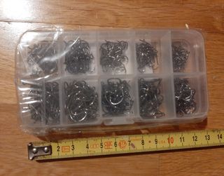 Caja de 400 anzuelos para pescar